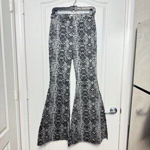 We The Free People "Just Float On" Snake Print Flare Jeans – Size 29 – NWOT